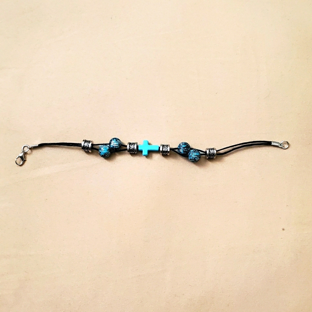 2/$10 💕Turquoise & Silver cross beaded bracelet